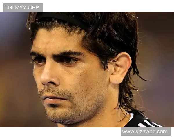 足球20号球星个人形象照展示，领略独特风采与精彩瞬间